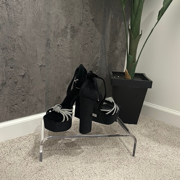 Gianni Bini Velvet Platform Heel - Picture 2 of 5